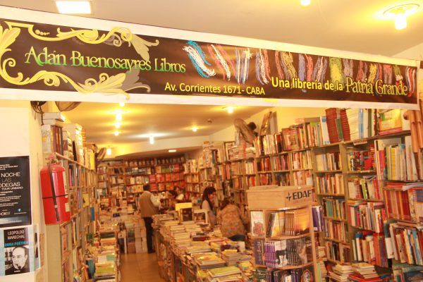 Desalojaron la librería Adan BuenosAyres ante la mirada de dos policías sin identificación