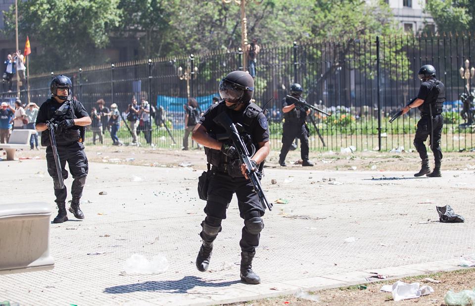 Periodistas cooperativos fueron heridos por la policía