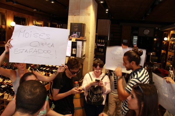 Trabajadores de Winery permanecen en un local y en el depósito