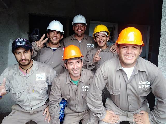 Los asociados de Unidad Barrial recibieron su ropa de trabajo