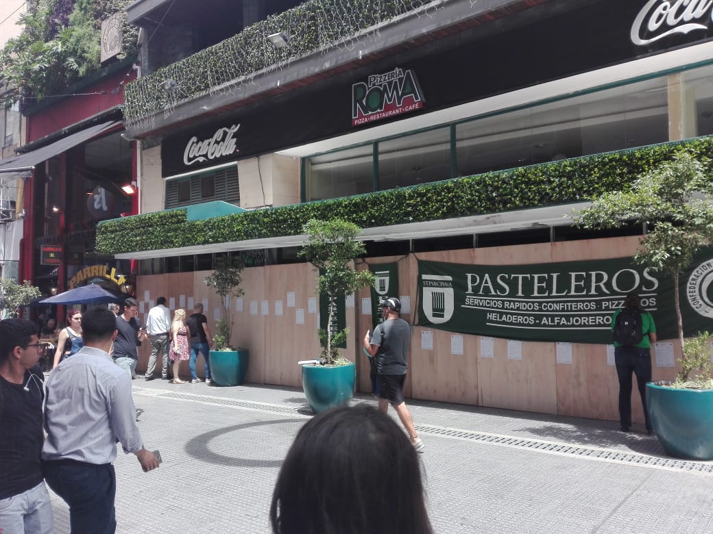 Cerró pizzería porteña emblemática sin pagar las indemnizaciones debidamente