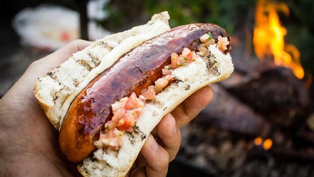 Convocan a una marcha para que el choripan no desaparezca de las canchas de fútbol