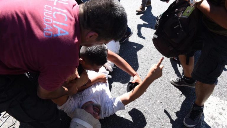 Detuvieron al fotógrafo de la señora de las berenjenas