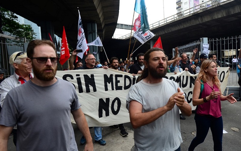 Imputan a Natalia Vinelli, directora de BarricadaTV, y a Juan Grabois por protestar contra Clarín