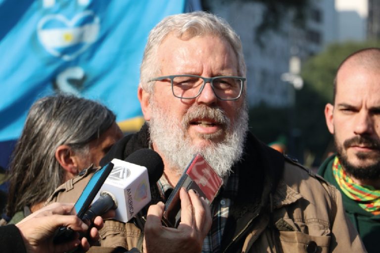 Con presencia policial, los movimientos populares brindaron una conferencia de prensa en el Obelisco