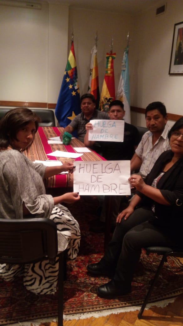 Residentes bolivianos inician huelga de hambre contra el golpe
