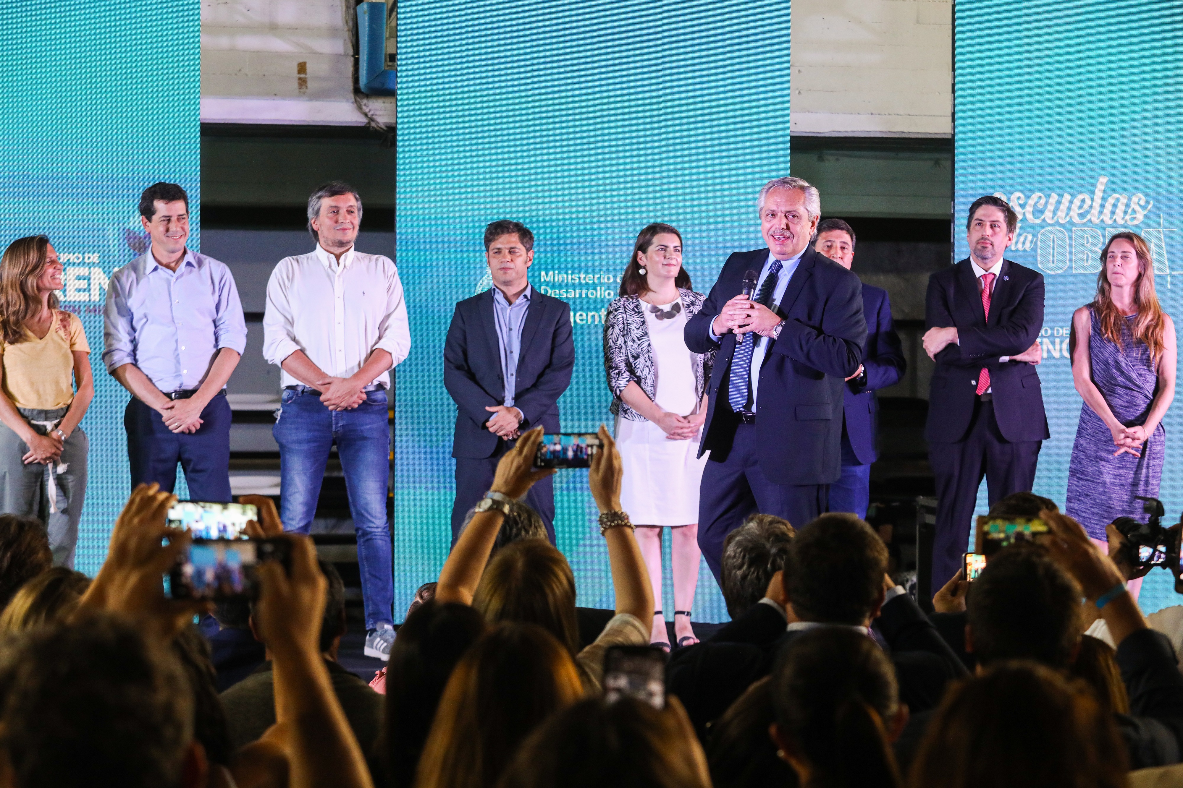 ¿Cómo es el plan del gobierno con cooperativas para pintar y refaccionar las escuelas?