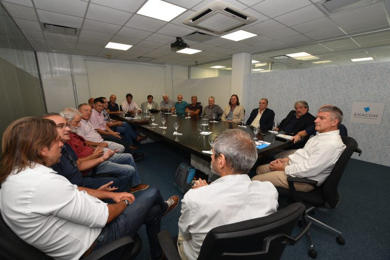Constituyen mesa para trabajar democratización de las comunicaciones y conectividad federal