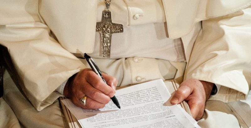 El Papa pide pensar en un salario universal