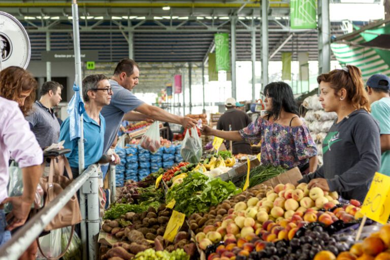El consumidor de frutas y verduras pagó casi cuatro veces más de lo que recibió el productor