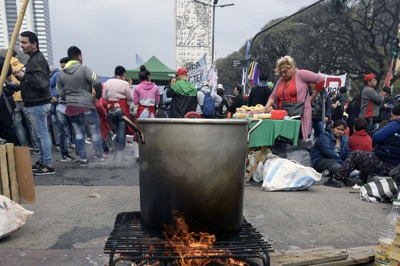 Comenzó la olla popular en el Obelisco