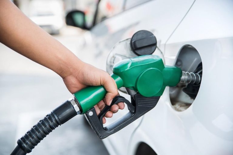 <strong>El combustible, casi 10% más caro en el interior del país</strong>