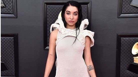 Maria Becerra lució un vestido diseñado por una cooperativa chaqueña en los Grammy 2022