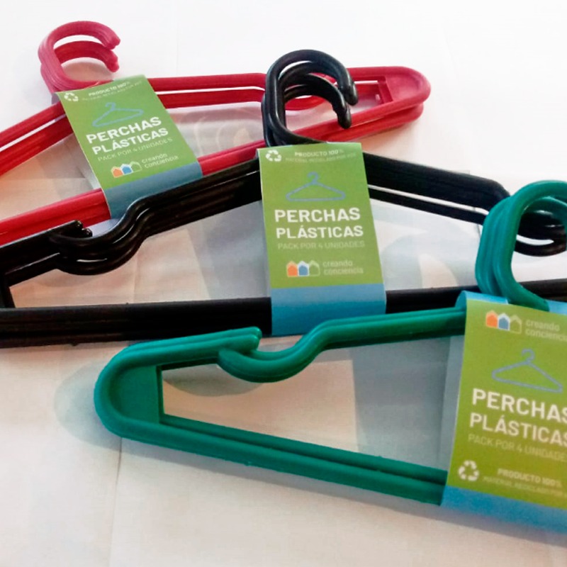 Reciclaje: Cooperativa de Tigre produce cientos de broches y perchas por hora y vende a supermercados