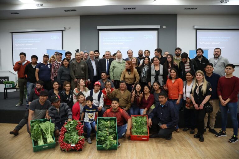 Chango Más firmó un convenio para comercializar productos de cooperativas hortícolas