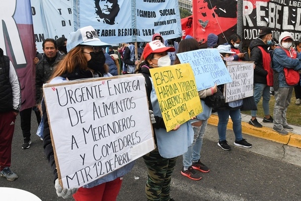 Fuerte devaluación de los planes sociales: por la inflación, hay cada vez más familias en riesgo de indigencia