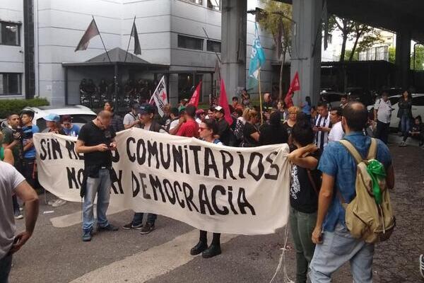 El juez que tiene la causa de los canales comunitarios contra Clarín, viajó a Lago Escondido con los directivos del Grupo