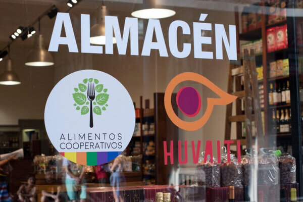 Economía social: durante enero y febrero fue más barato comprar en almacenes populares que en supermercados