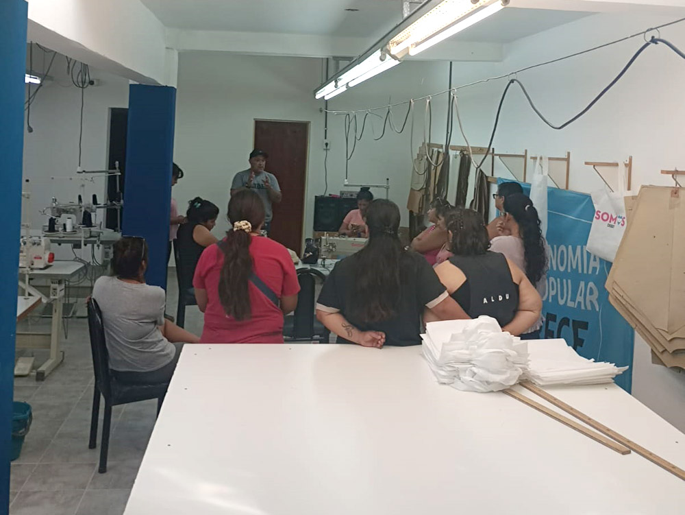 <strong>Cooperativa de Puerto Madryn producirá 10 mil guardapolvos para Nación</strong>