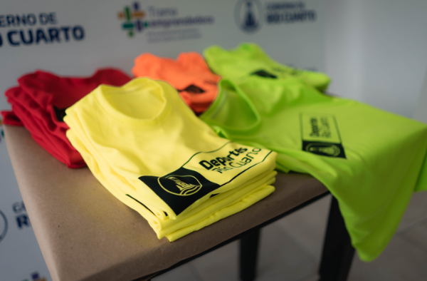 Cooperativa de mujeres de Río Cuarto entregó 250 pecheras para escuelas deportivas