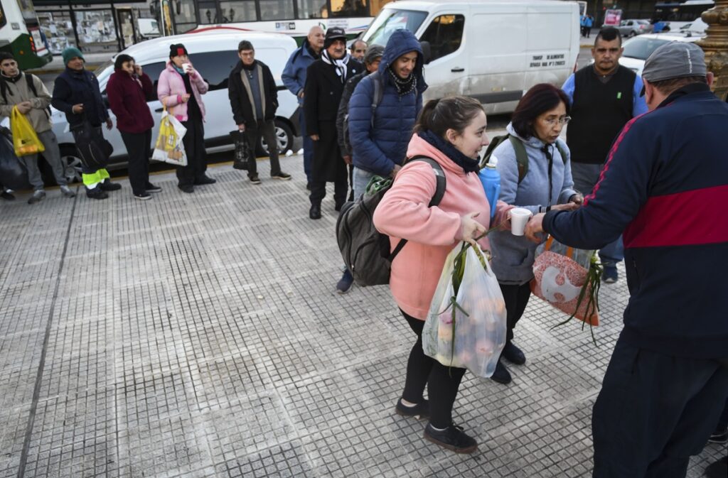 Frutazo frente al Congreso por las personas en situación de calle