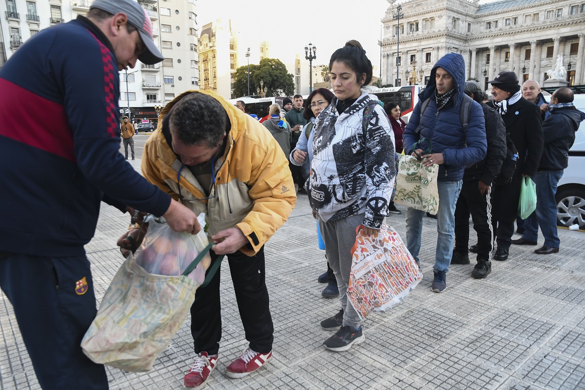 Frutazo frente al Congreso por las personas en situación de calle