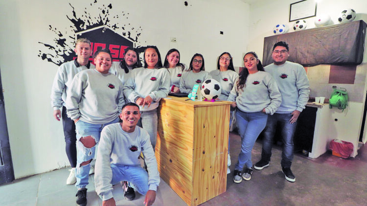 "No se mancha", la cooperativa de jóvenes que fabrica pelotas con estándares de la FIFA