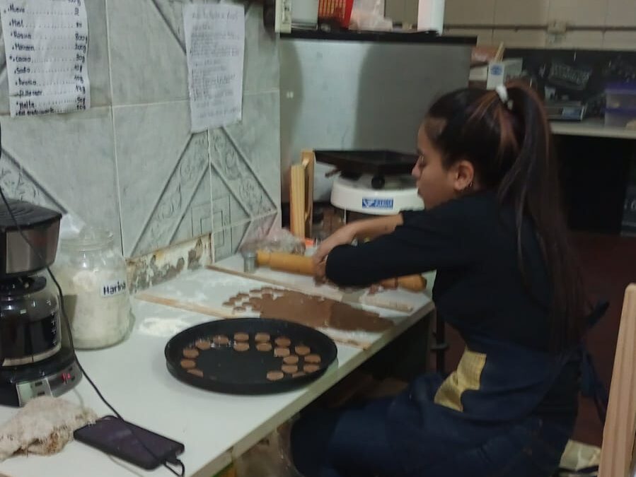 Bechamel, la cooperativa de alfajores que visitan los turistas en La Boca