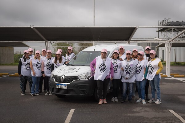 Cooperativa La Juanita y Renault se unieron para brindar clases de manejo a mujeres