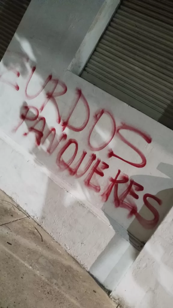 La imprenta recuperada Chilavert denunció pintadas amenazantes en su edificio