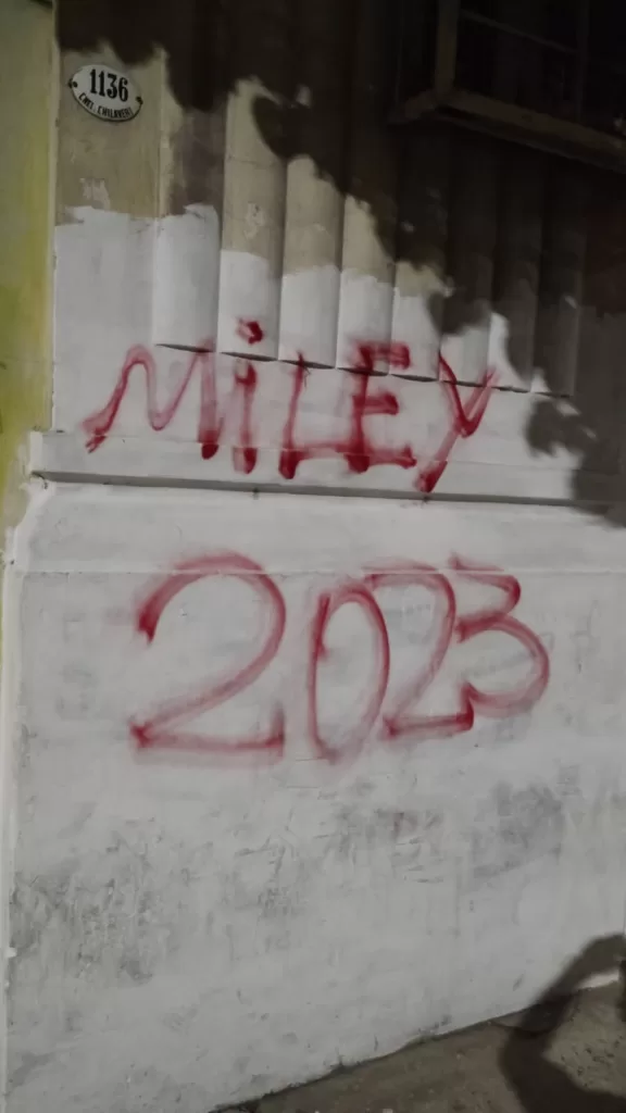 La imprenta recuperada Chilavert denunció pintadas amenazantes en su edificio
