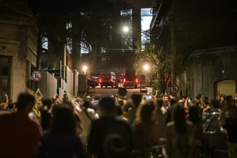 Grave: la policía de Córdoba detuvo a un periodista cooperativo durante el "cacerolazo" del jueves