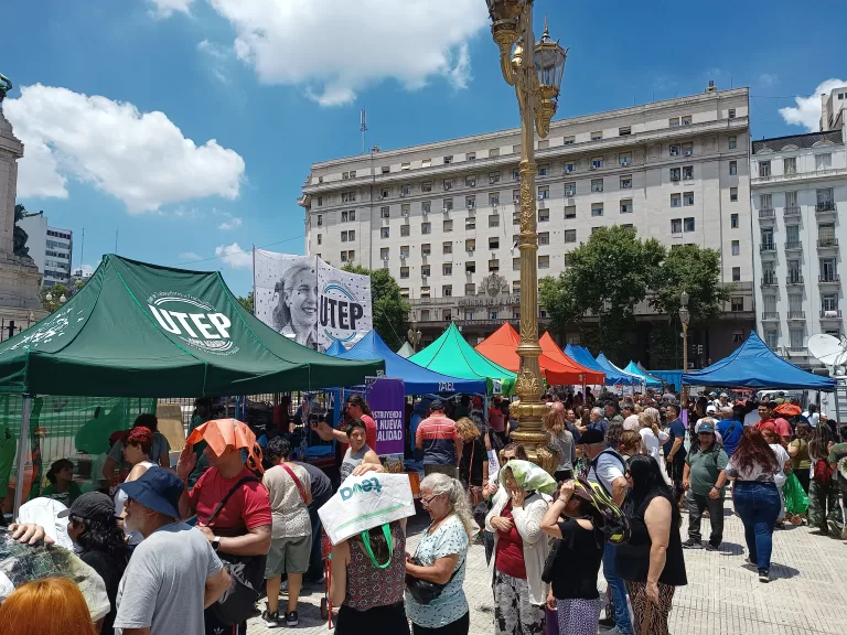 Multitudinario "feriazo" cooperativo de la UTEP, contra la inflación y el DNU de Milei