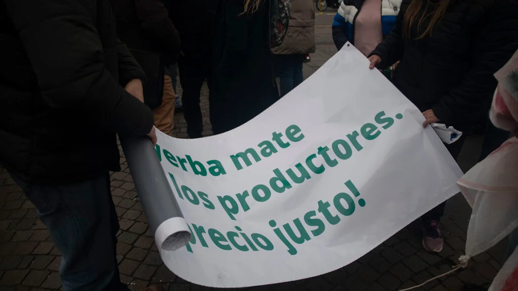 Crisis yerbatera: tras el DNU de Milei, los productores reciben menos del 10% de lo que sale un paquete